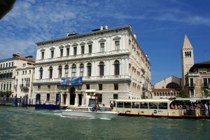 Palazzo Grassi Палаццо в Венеции - достопримечательности Венеции, путеводитель по Венеции. Самые красивые венецианские палаццо - фото, история, описания. Что посмотреть в Венеции, Венеция, Венеция Италия, путеводитель по Венеции скачать бесплатно