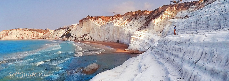 Белоснежные искалы Realmonte в окрестностях Agrigento, Сицилия Белоснежные искалы Realmonte в окрестностях Agrigento, Сицилия