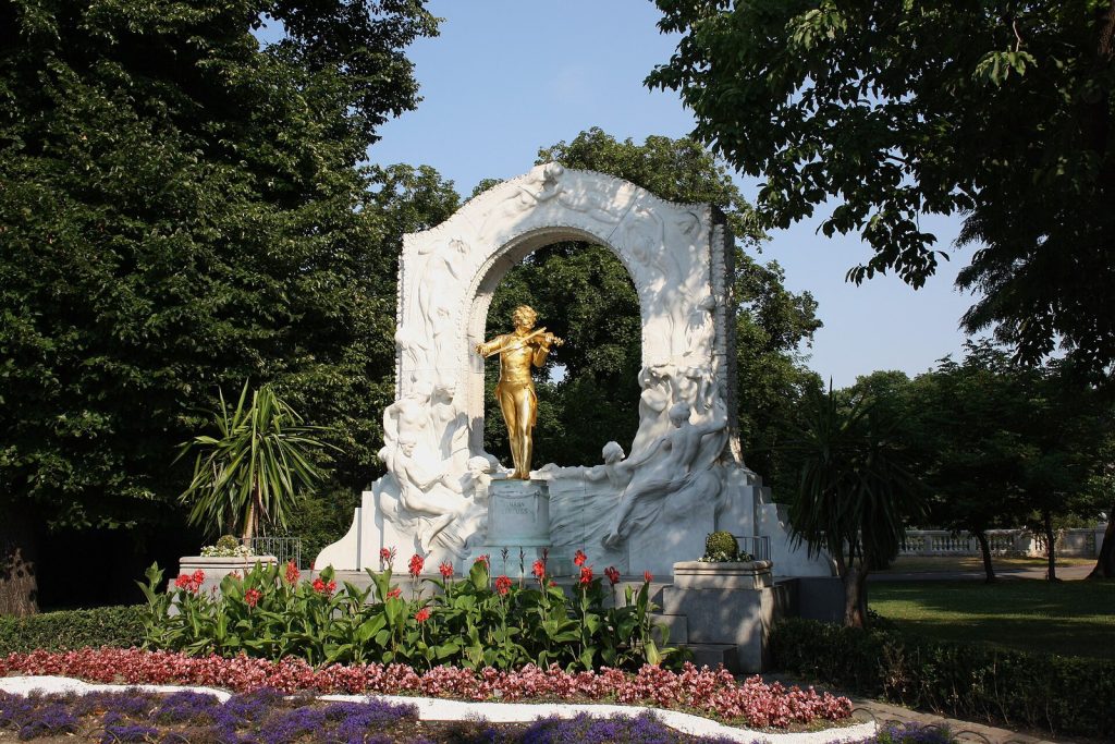 Золотой памятник Иоганну Штраусу в Stadtpark