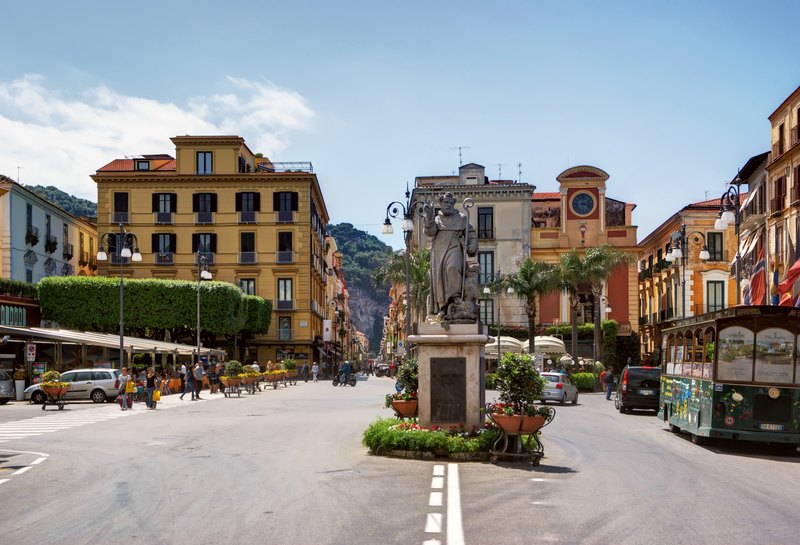 File:Piazza Tasso - Sorrento BW 2013-05-12.jpg