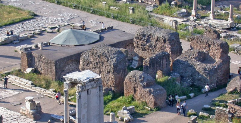 File:RomaForoRomanoTempioDivoGiulio.JPG